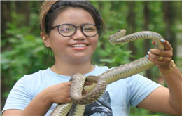 सम्झना राईले गरिन करिब ३ सर्पकाे उद्दार
